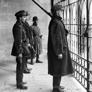 Des troupes républicaines rebelles gardant la Cour de justice à Sligo qu'elles avaient saisie quelques jours auparavant.