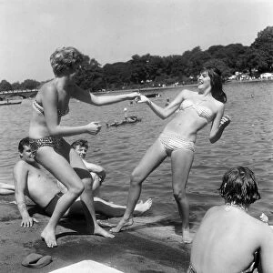 Record crowds flock to the Serpentine on one of the hottest days in recent years