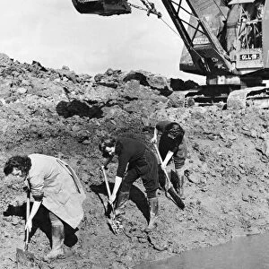 Recruits of the Womens Land Army digging at a site beside the river her Flint
