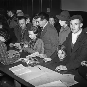 Registrando tarjetas de racionamiento de alimentos en el Ayuntamiento de Birmingham. 21 de noviembre de 1939.