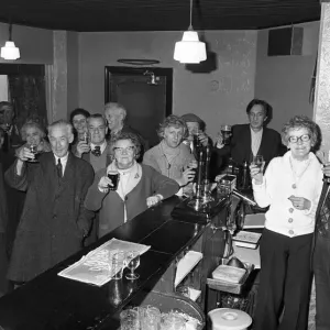 Regulars Raise Glasses in Farewell Toast, 1978 Print Regulars Raise Glasses in Farewell Toast, 1978 Print