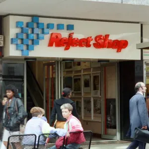 La boutique de rejet dans la rue principale, Birmingham. 7 juin 1990. La boutique de rejet dans la rue principale, Birmingham. 7 juin 1990.