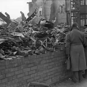 Les restes de 281 et 283 Hales Lane, Smethwick après Heinkel He 111 1G+KM Wk Nr 1555 de. Les restes de 281 et 283 Hales Lane, Smethwick après Heinkel He 111 1G+KM Wk Nr 1555 de.