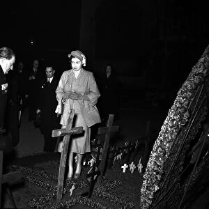 Remembrance Sunday November 1952 Queen Elizabeth II at the field of Remembrance