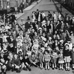 Los residentes de Beche Road, Cambridge se toman una foto durante las celebraciones de la fiesta en la calle. Los residentes de Beche Road, Cambridge se toman una foto durante las celebraciones de la fiesta en la calle.