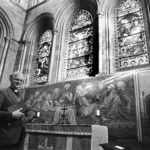 El Reverendo Gready en la barra del altar que muestra el mosaico del artista John Dobbin.