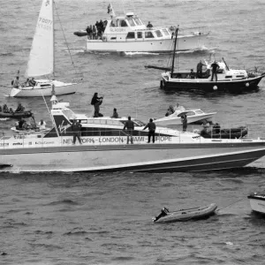 Richard Bransons powerboat, Virgin Atlantic Challenger breaks the trans-Atlantic sea Richard Bransons powerboat, Virgin Atlantic Challenger breaks the trans-Atlantic sea