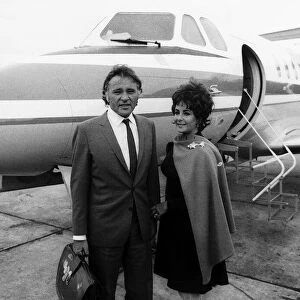 Richard Burton actor and wife Elizabeth Taylor landed at RAF Adingdon Berks from Sardinia
