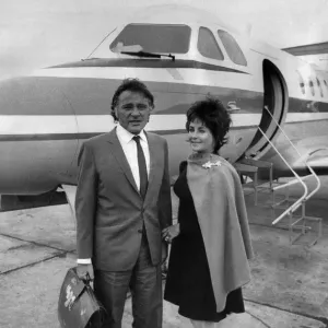 Richard Burton & Elizabeth Taylor arrive by private jet at RAF Abingdon, Oxfordshire Richard Burton & Elizabeth Taylor arrive by private jet at RAF Abingdon, Oxfordshire