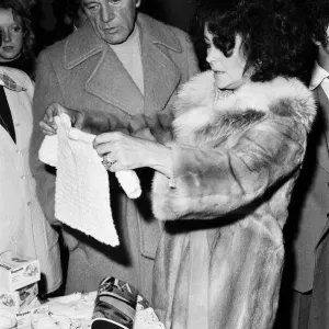 Richard Burton and Elizabeth Taylor at Pedro Youth Club, 1975 Print Richard Burton and Elizabeth Taylor at Pedro Youth Club, 1975 Print