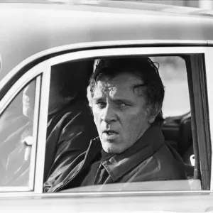 Richard Burton durante le riprese in locazione di The Villain.