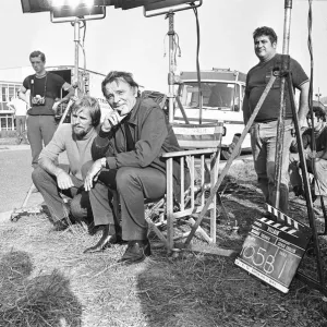 Richard Burton tra le riprese durante la ripresa in locazione di The Villain.