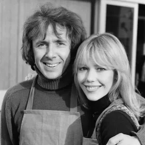 Richard O'Sullivan y Tessa Wyatt posan para la sesión de fotos del sitcom de ITV.