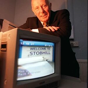 Richard Wilson actor, October 1997, leaning on television monitor of the new Stobhill