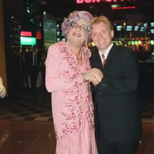 Rik Mayall y la señora Edna Everage en el cine Warner Bros Multicomplex. 13 de enero de 1998 Rik Mayall y la señora Edna Everage en el cine Warner Bros Multicomplex. 13 de enero de 1998