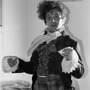 Rik Mayall, vestido para su papel en El Inspector del Gobierno.