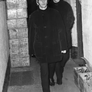 Ringo Starr y John Lennon de los Beatles caminando desde Stephenson Place por.