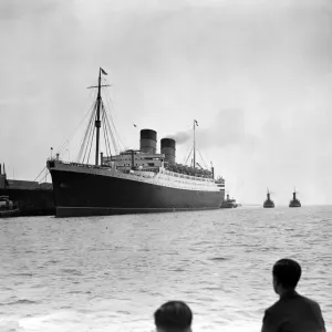 La RMS Mauretania a amené le fleuve Tamise au quai de King George V à Woolwich.