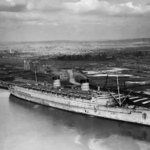 RMS Queen Elizabeth vista qui che giace contro la banchina 101 a Greenock presso il John Brown. RMS Queen Elizabeth vista qui che giace contro la banchina 101 a Greenock presso il John Brown.