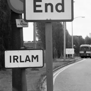 I segnali stradali a Irlam, un sobborgo di Salford nel Greater Manchester. 23 giugno 1972.