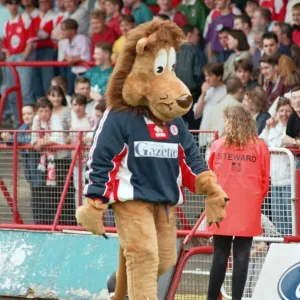 Roary, el león mascota del Boro, hace su debut en Ayresome Park en un Día de Gala de Caridad.