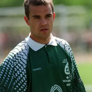 Robbie Williams cantante Mayo 1998 Estrella pop jugando en un partido de fútbol de celebridades.