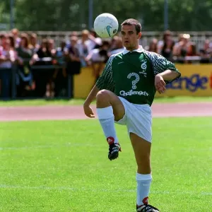 Robbie Williams Chanteur Mai 98 Star de la pop jouant dans un match de football à des célébrités.