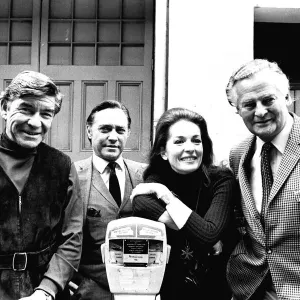 Robert Beatty, Richard Todd, Barbara Shelley et Derek Bond qui apparaissent dans la pièce.