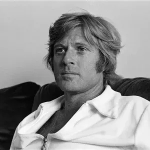 Robert Redford descansando en su hotel en el Festival de Cine de Cannes. 12 de mayo de 1972.
