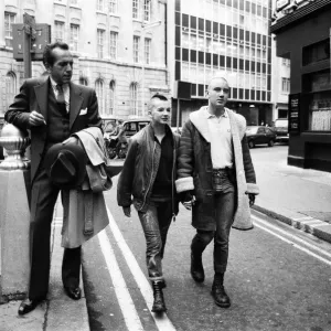 Robert Sacchi entra con estruendo en la década de 1980 cuando se encuentra con algunos skinheads en Carnaby.