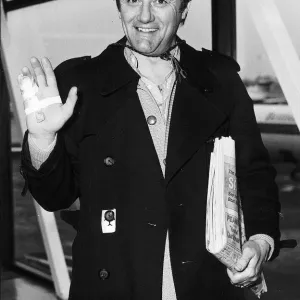 Robert Vaughn actor at airport - March 1976 Dbase MSi Robert Vaughn actor at airport - March 1976 Dbase MSi