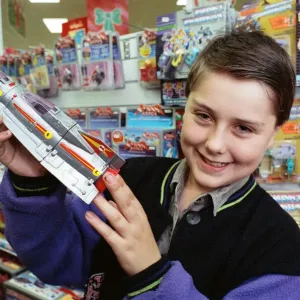 Éxito lanzado al espacio... Gavin Thompson, de 13 años, muestra el cohete estelar que inventó.