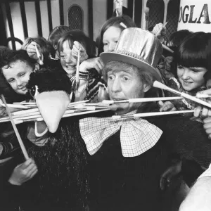 Rod Hull and Emu seen here greeting 30 small children at the Wimbledom Theatre to view