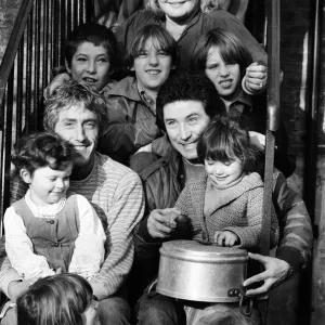 Roger Daltrey et Kenney Jones du groupe de rock The Who visitent la maison de secours familiale Chiswick.