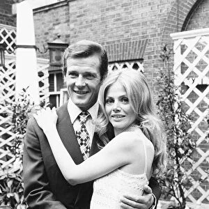 Roger Moore Actor with Britt Ekland - Match 1974 Dbase MSI