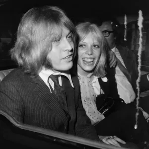 I Rolling Stones. Brian Jones abbraccia la fidanzata Suki Potier fuori dalla corte dopo I Rolling Stones. Brian Jones abbraccia la fidanzata Suki Potier fuori dalla corte dopo