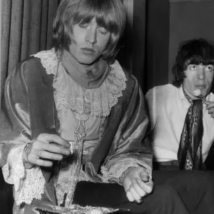 Pietre che rotolano: Brian Jones e Bill Wyman 19 maggio 1967 prendono un boccone. Pietre che rotolano: Brian Jones e Bill Wyman 19 maggio 1967 prendono un boccone.