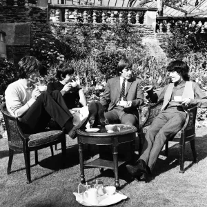 Les Rolling Stones prenant une tasse de thé dans leur jardin d'hôtel à Douglas.