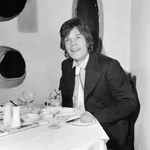 Rolling Stones singer Mick Jagger having dinner at Italian restaurant Trattoria Terrazza Rolling Stones singer Mick Jagger having dinner at Italian restaurant Trattoria Terrazza