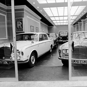 Rolls-Royce: West End Car Show Room. January 1975 75-00501-002