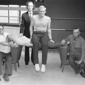 Romanrk – Hypnotiseur/Magier – 1976 und Richard Dunn – ein Illusionen-Programm aufführend Romanrk – Hypnotiseur/Magier – 1976 und Richard Dunn – ein Illusionen-Programm aufführend