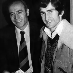 Ron Saunders Signs Dennis Mortimer Print (01052) Ron Saunders Signs Dennis Mortimer Print (01052)