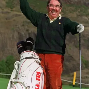 Ronnie Corbett comico celebra al Prestonfield Golf Club dopo aver girato otto.