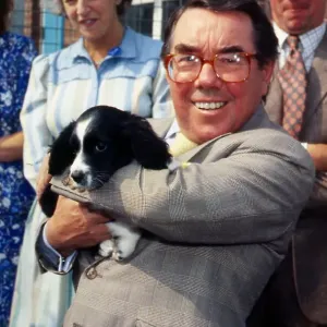 Ronnie Corbett at Edinburgh Cat and Dog home August 1989 Ronnie Corbett at Edinburgh Cat and Dog home August 1989