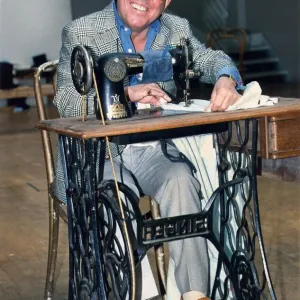 RONNIE CORBETT Pictured at a photcall 1990 RONNIE CORBETT Pictured at a photcall 1990