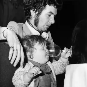 Ronnie Lane del gruppo pop The Faces ufficialmente Small Faces & figlia Alana 1973.