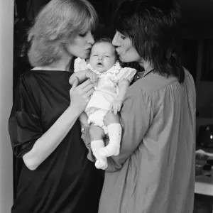 Ronnie Wood, su esposa Jo Wood presentan a su hija Leah, de 5 semanas de edad.