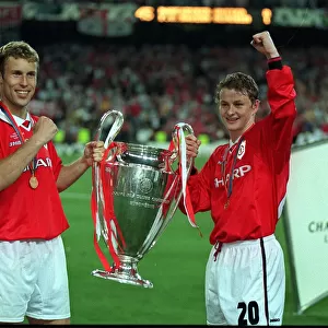 Ronny Johnsen and Ole Gunnar Solskjaer May 1999 hold the Champions League