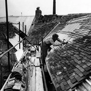 Roofing Spon Street cottages, Coventry. 13th September 1976