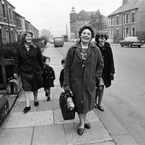 Rose Blair (centro) de Elswick Row, Newcastle. Abril 1967
